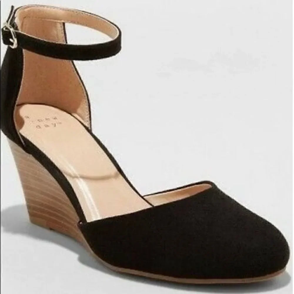 💥Women’s Wanda Microsuede Rounded Toe Wedge pump Size :11